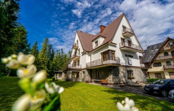 Już od progu da się odczuć niesamowity klimat tego miejsca. Klasyczny, elegancki wystrój dopełniony odgłosami natury tworzy ten niepowtarzalny charakter. To doskonały wybór dla osób ceniących sobie spokój