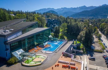 Termy Zakopiańskie to nowoczesny i jedyny w mieście kompleks basenów z wodami termalnymi (baseny sportowe i rekreacyjne, taras z basenem zewnętrznym i placem zabaw dla dzieci, zjeżdżalnie, atrakcje wodne, Świat …