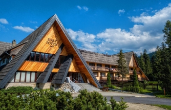 To niepowtarzalne miejsce, w którym jedynymi odgłosami, mogącymi zakłócić spokój są: śpiew ptaków, szum drzew i szmer górskiego potoku. Miejsce, w którym króluje smaczna, domowa kuchnia …