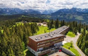 Zapierające dech w piersiach widoki, namacalny kontakt z dziką naturą i błogi spokój przy jednoczesnym łatwym dostępie do osiągnięć współczesności – jeśli marzą Państwo o miejscu, w którym wszystkie…