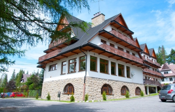 Ulubione miejsce wypoczynku osób, dla których cisza i spokój są jednakowo ważne, jak dostęp do popularnych rozrywek Zakopanego. Znajdujący się w bezpośrednim sąsiedztwie parku narodowego pensjonat jest oddalony zaledwie o 1,2 km od Krupówek.