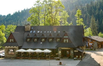 Klimatyczne wnętrza, duch zamierzchłych czasów w zetknięciu z nowoczesnością, atmosfera gościnności, klasyczne dania kuchni polskiej i wyjątkowa lokalizacja – to nasze główne atuty.